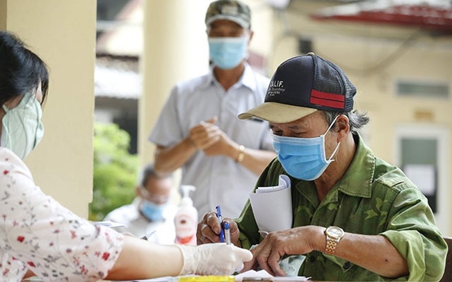 National contributors and social policy beneficiaries in Hanoi’s Dong Da District receive an allowance from the Government’s VND62 trillion bailout package