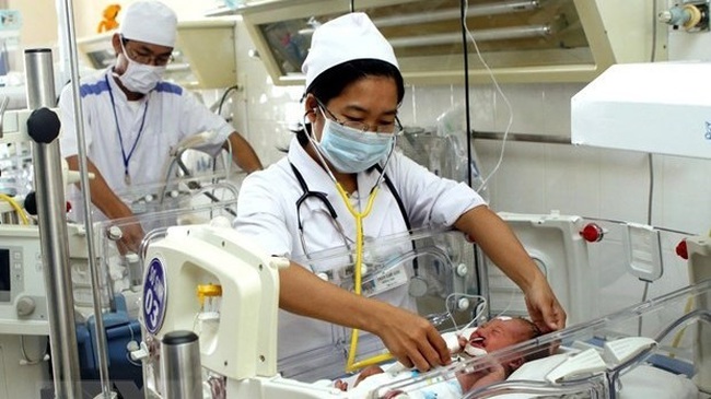Health workers tend to newborn babies at the General Hospital of Khanh Hoa province (Photo: VNA)