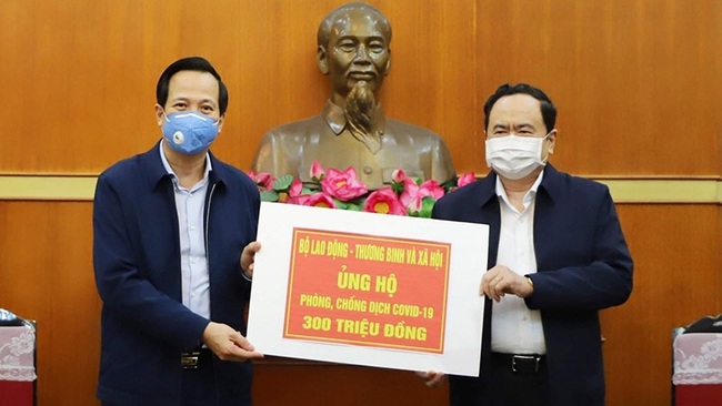 VFF President Tran Thanh Man receives donations worth VND300 million (US$12,804) from the Ministry of Labour, Invalids and Social Affairs.