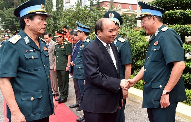 Prime Minister Nguyen Xuan Phuc shakes hands with officers at the High Command of Air Force-Air Defence. (Photo: NDO)