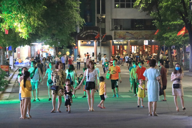 Local residents and tourists will not have the chance to gather in large crowds in Hanoi's pedestrian streets to stroll and participate in cultural, sport events as from midnight August 21 to prevent the spread of the virus.