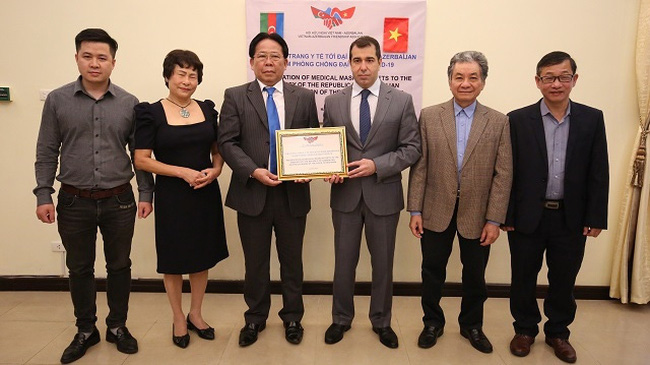 Chairman of the Vietnam-Azerbaijan Friendship Association Nghiem Vu Khai (third from left) symbolically handed over the gift to the Azerbaijan Ambassador on April 28, 2020. (Photo: VNA)