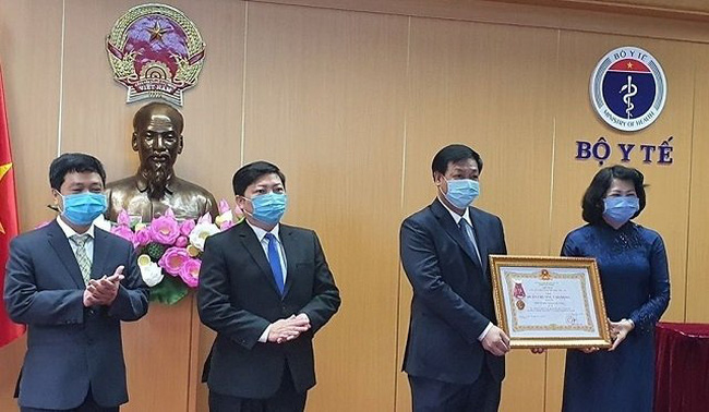 Vice President Dang Thi Ngoc Thinh presents third-class Labour Order to the National Hospital of Tropical Diseases.