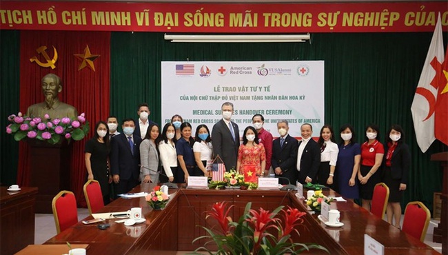 The Vietnam Red Cross Society presents medical supplies to the US people. (Photo: daibieunhandan.vn)
