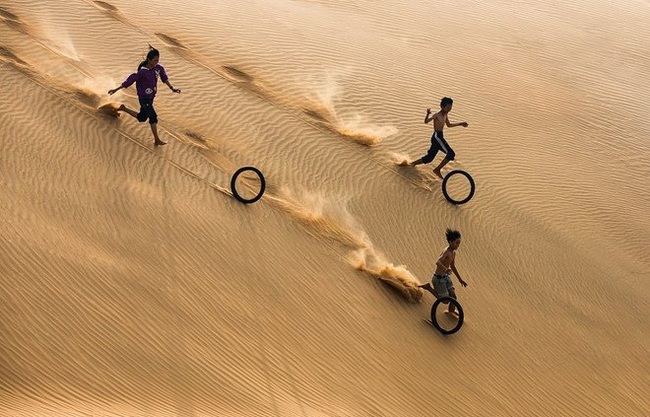 The photo 'A Simple Game Played by Children all over the World' captured by Tran Tuan Viet.