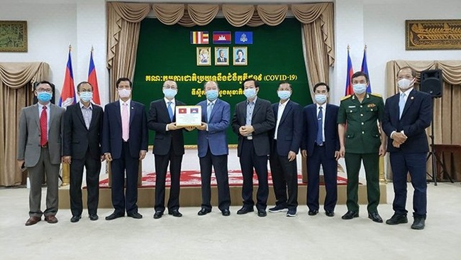 Vietnamese Ambassador to Cambodia Vu Quang Minh presents Vietnam's medical aids to Cambodia.