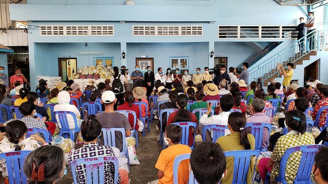 Vietnamese nationals in Cambodia and Khmer people receive free gift packages at a ceremony held at the Khmer-Vietnamese Association’s headquarters in Phnom Penh, Cambodia, on May 9, 2020. (Photo: Nhan Dan Newspaper representative office in Cambodia)