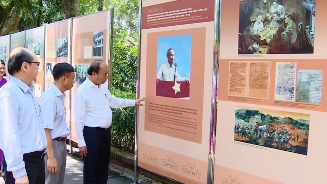 PM Nguyen Xuan Phuc visits the exhibition “President Ho Chi Minh – Great leader of Vietnamese Communist Party and people; Ambassador for peace and friendship of the world people”. (Photo: VNA)