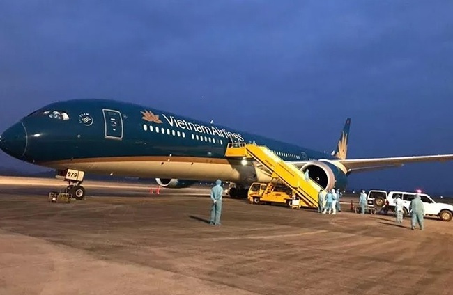 The flight carrying over 340 Vietnamese citizens home from Russia landed safely at the Van Don International Airport in Quang Ninh Province. (Photo: NDO/Quang Tho)