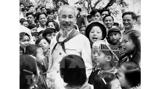 President Ho Chi Minh surrounded by children in 1960. (File photo)