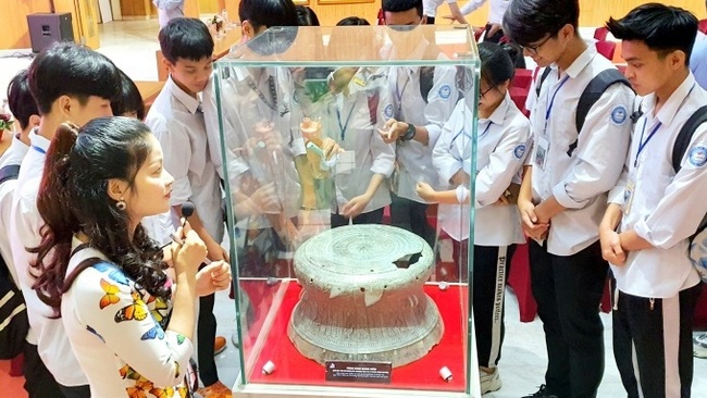 Visitors admire a nation treasure at the Quang Ninh Museum. (Photo: VNA)