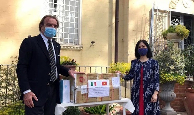 Vietnamese Ambassador to Italy Nguyen Thi Bich Hue (R) hands over medical face masks to a representative of the Italian side (Photo: VNA)