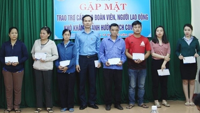 The Labour Confederation of Da Nang City presents financial support to workers in Hai Chau district. (Photo: NDO)