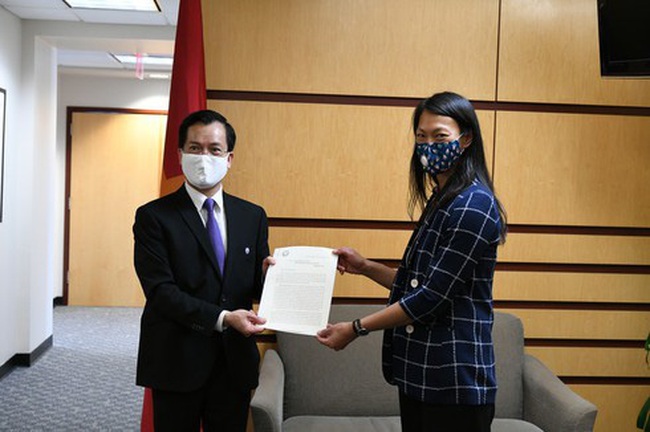 Vietnamese Ambassador to the US Ha Kim Ngoc and White House National Security Council Senior Director for Asian Affairs Allison Hooker exchange the leaders’ letters of congratulation in Washington DC