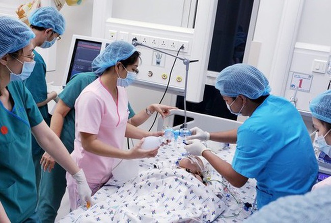 A long-awaited operation aimed at separating a pair of conjoined twin girls in the pelvic abdomen was successfully carried out at 2pm on July 15 at the Children’s Hospital in Ho Chi Minh City.