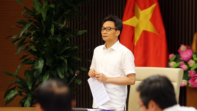 Deputy PM Vu Duc Dam speaks at the session. (Photo: VGP)