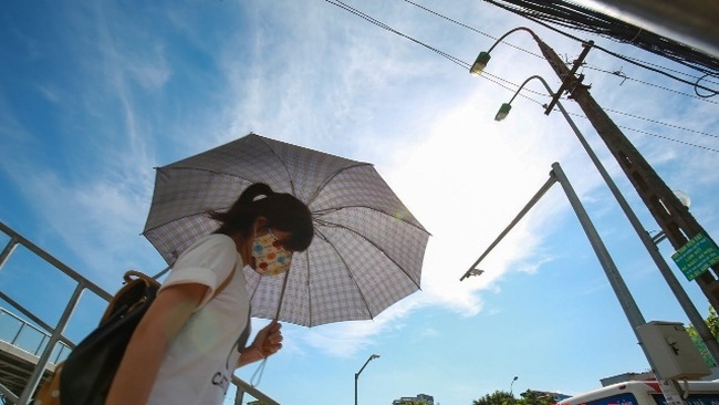 The current heat waves in the Northern and Central regions are expected to reduce at the beginning of July. (Photo: NDO/Ha Nam)