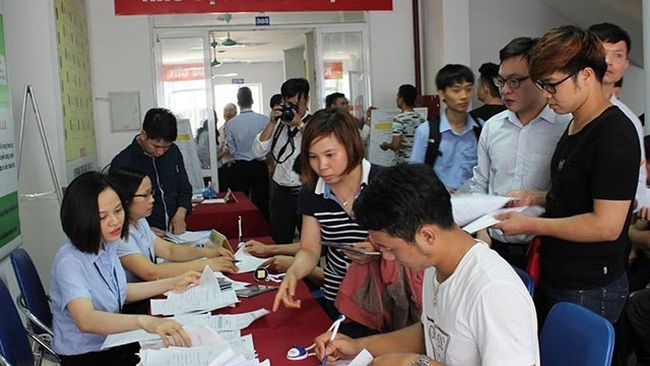 Workers find out information at an employment service centre in Hanoi. (Photo: HCES).