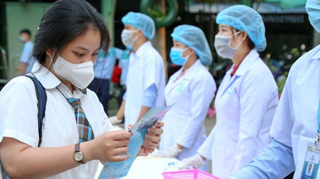 Vietnam has gone 63 consecutive days with no new COVID-19 cases reported in the community. (Photo: thanhnien)