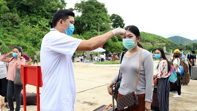 Laos students have their temperature checked on entry into Vietnam at the Chieng Khuong border gate in Son La Province. (Photo: VNA)