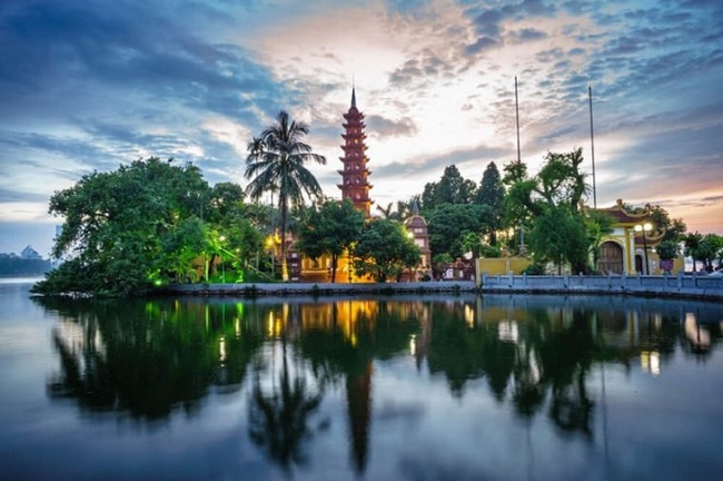 Hanoi impresses tourists with many picturesque temples and pagodas. (Photo: Shutterstock)