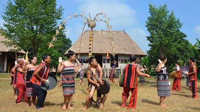 A gong performance at the Vietnam National Village for Ethnic Culture and Tourism (Photo: tienphong.vn)