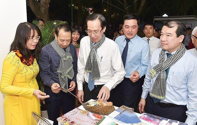 Tourists visit a booth at the Ho Chi Minh City Tourism Festival 2020 (Photo: sggp.org.vn)