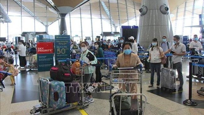 Some 310 Vietnamese citizens were brought home from Malaysia on July 5. (Photo: VNA)