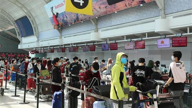 Vietnamese citizens wait to complete check-in procedures at Toronto International Airport on Monday (June 15) to take a flight back home. (Photo: VNA)