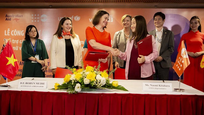 Representatives from the Government of Australia and UN agencies sign an agreement to launch a project aimed at protecting Vietnamese women and children from violence in the context of COVID-19, Hanoi, June 17, 2020.