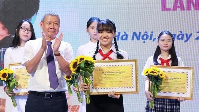 The first prize was awarded to Phan Hoang Phuong Nhi, a seventh-grader at Duy Tan Middle School in Hue (Photo: NDO/Pham Trung)