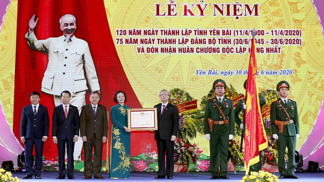 Yen Bai Province is awarded with the Independence Order. (Photo: Bao Yen Bai)