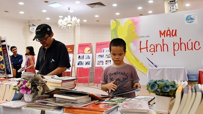 A book exhibition aims to foster reading culture and develop connections between family members.
