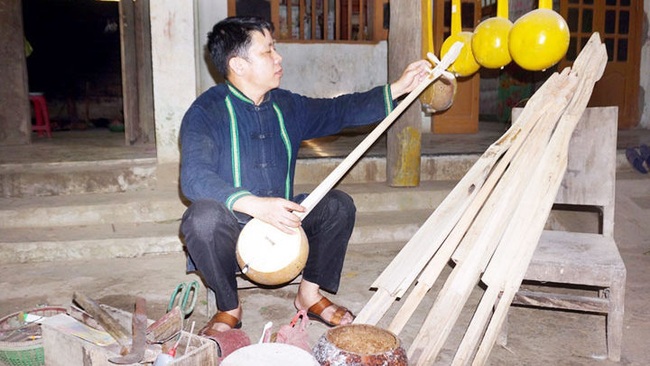 Van Tien Khoi making a Tinh gourd lute
