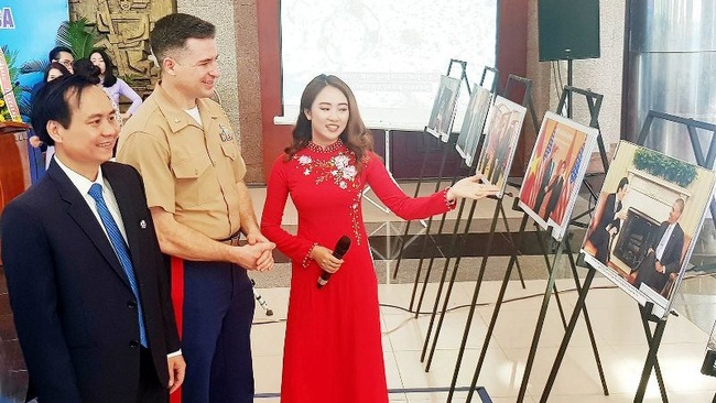 Chairman of Quang Tri provincial People’s Committee Vo Van Hung and US Marine Corps Defense Attaché in Vietnam, Major Chuck Casey, visiting the exhibition. (Photo: NDO)