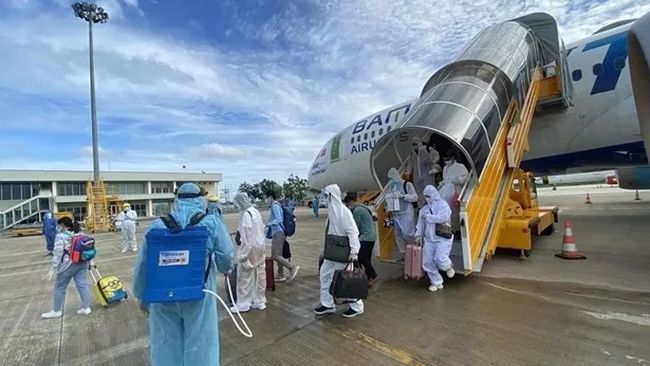 Vietnamese citizens returning from other countries and territories are put under medical supervision and quarantine upon arrival (Photo: VNA)