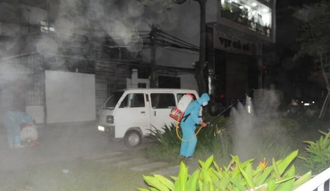 Spraying disinfectants on Ngo Quyen Street, Hai Duong City.