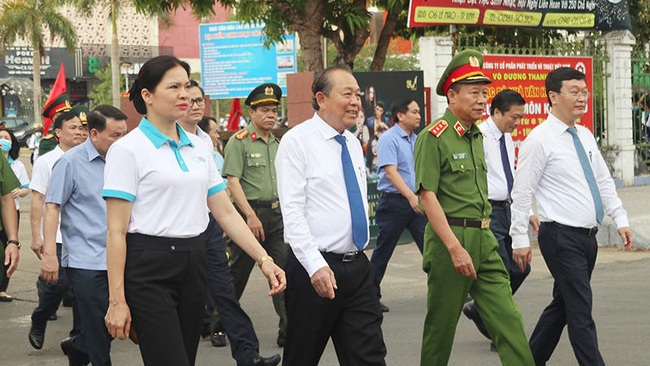 Deputy PM Truong Hoa Binh joins a walk to raise awareness on human trafficking.