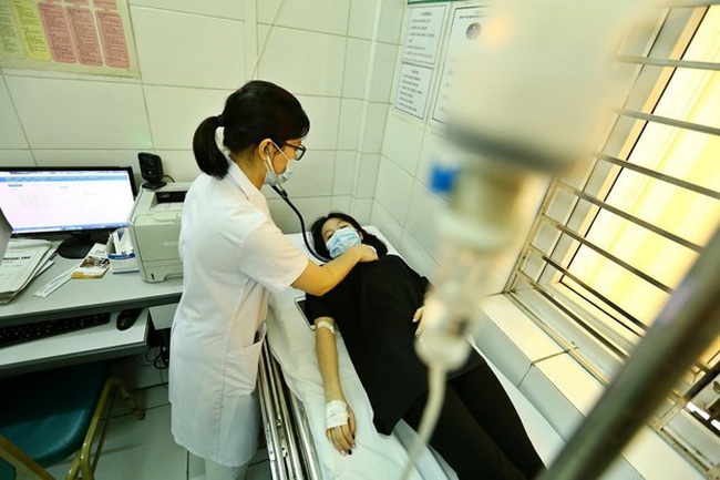 A woman is being examined by a doctor at the National Hospital for Tropical Disease in Hanoi. (Photo: VNA)