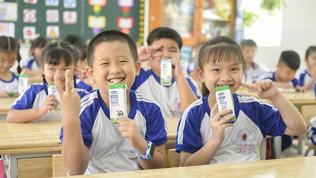 Schoolchildren of Trang Tan Khuong Elementary School in Long Thoi Commune, Nha Be District, Ho Chi Minh City, receive milk boxes distributed from the School Milk programme