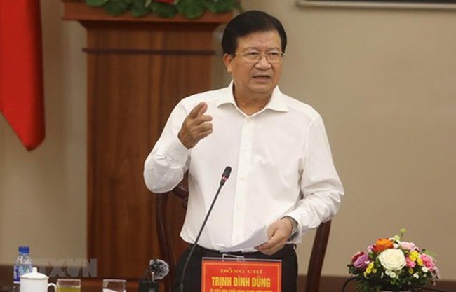 Deputy Prime Minister Trinh Dinh Dung speaks at the meeting
