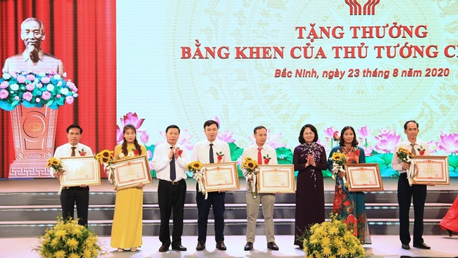 Vice President Dang Thi Ngoc Thinh (third from right) presents certificates of merit from the Prime Minister to outstanding Bac Ninh individuals who have made contributions to the province’s patriotic emulation movement. (Photo: VNA)