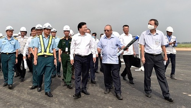 Deputy Prime Minister Trinh Dinh Dung at Noi Bai Airport (Photo: VGP)