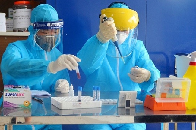 Health workers take samples for rapid COVID-19 testing. (Photo: Hanoi Department of Health)