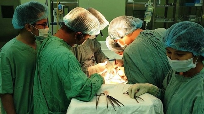 Doctors at the Department of Nephrology - Urology and Thoracic - Cardiology under the Hue Central Hospital carry out the kidney autotransplant. (Photo provided by the hospital)