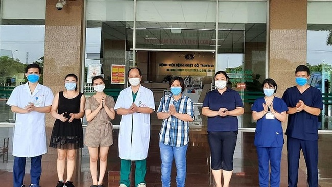 The latest four COVID-19 patients were given the all-clear at the National Hospital for Tropical Diseases in Hanoi on July 2, 2020. (Photo courtesy to the hospital)