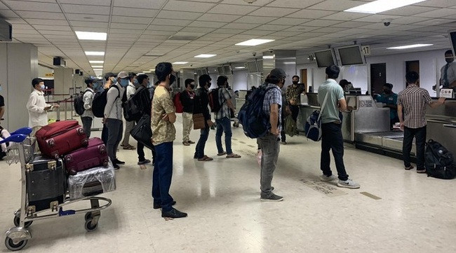 Vietnamese citizens in Sri Lanka perform boarding procedures at the airport. (Photo: Baoquocte.vn)