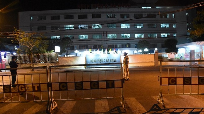 Da Nang C Hospital is under lockdown as several new COVID-19 infections have been detected in relation to the hospital. (Photo: NDO)