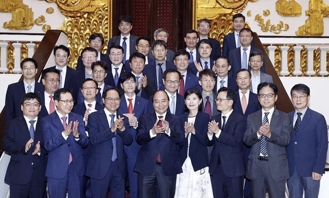 Prime Minister Nguyen Xuan Phuc (front, centre) hosts businesspeople from the Republic of Korea (Photo: VNA)