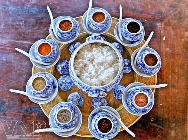 Rice served with nine kinds of salt. (Photo: Vietnam Pictorial)